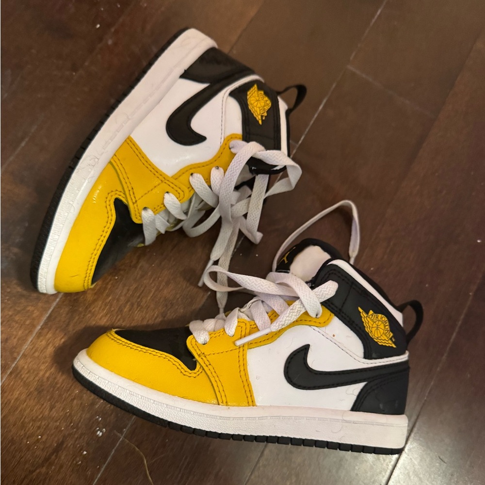 Jordan 1 Mid Shoes (DQ8425-701, Yellow Ochre/White/Yellow Ochre/Black)